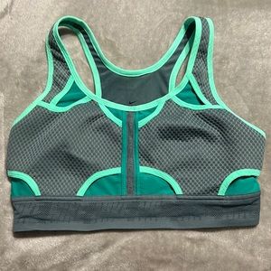 Nike women’s L sports bra